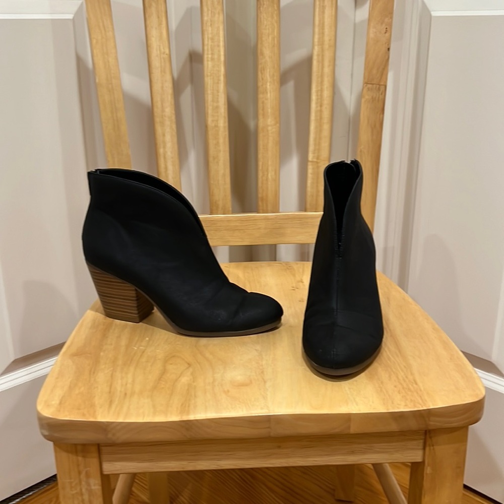 Woman’s, 7.5, black ankle boots. Zipper back. By Heel Rest A2 by Aerosoles.